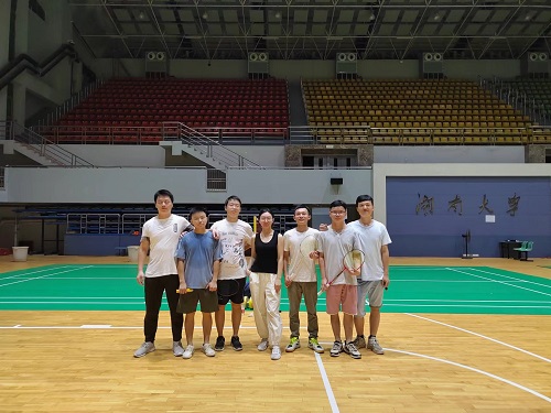 Play badminton